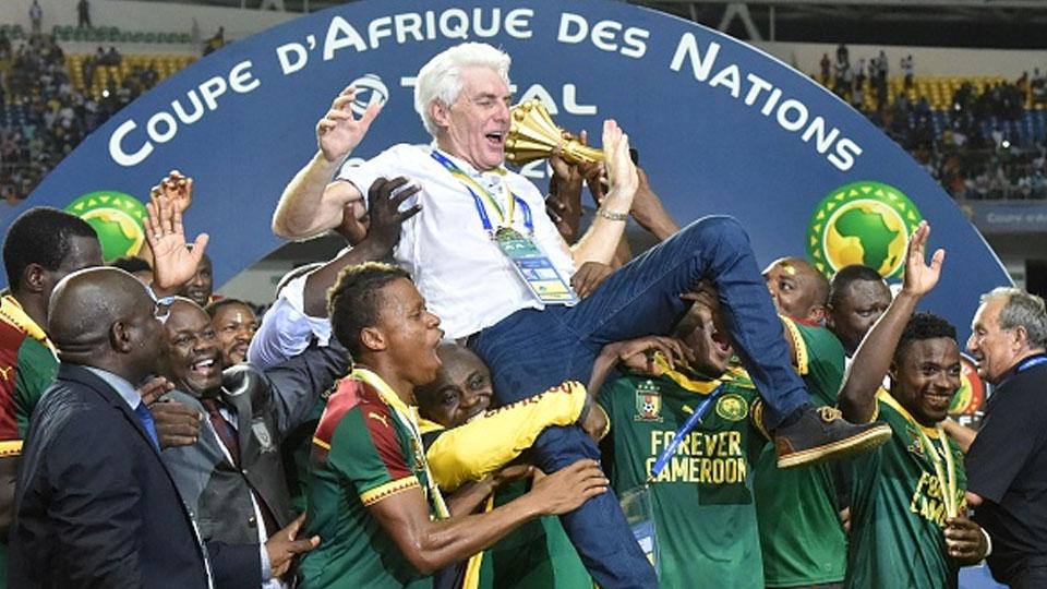 Pemain Kamerun mengangkat pelatihnya asal Belgia, Hugo Broos sebagai penghormatan usai kalahkan Mesir.